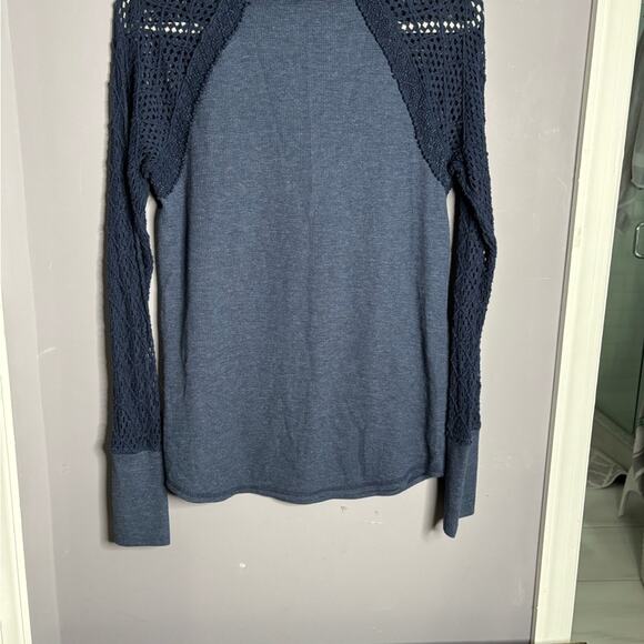 Lucky Brand Navy Blue Ribbed Long Crochet Sleeve Top Size Medium - Picture 6 of 7